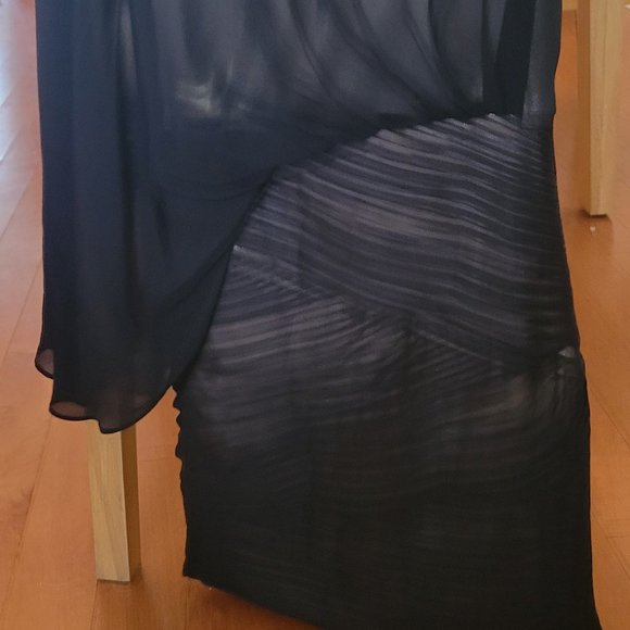 One-sleeved black and gold cocktail dress - Picture 4 of 4